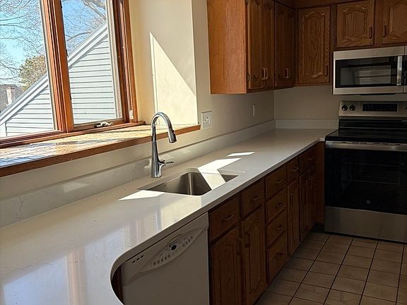 5th image of 98 Rockland St Floor 3