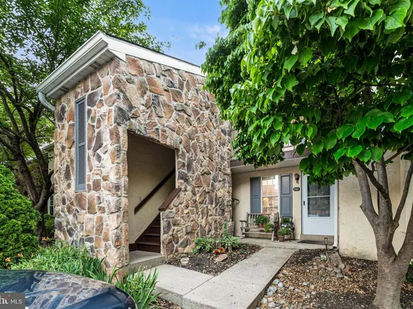 242 Valley Stream Ln, Chesterbrook, PA 19087