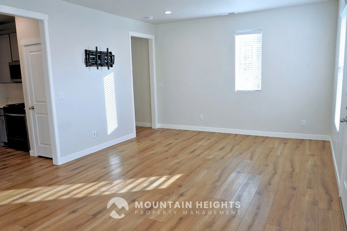 3 bed, 2.5 bath, 1612 sqft, $2,200 — Photo 4