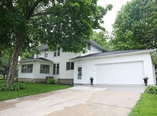 329 S Chestnut St, Monticello, IA 52310