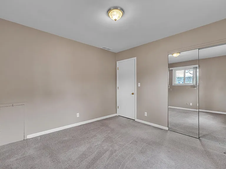 1114 N Maple Rd — Photo 17
