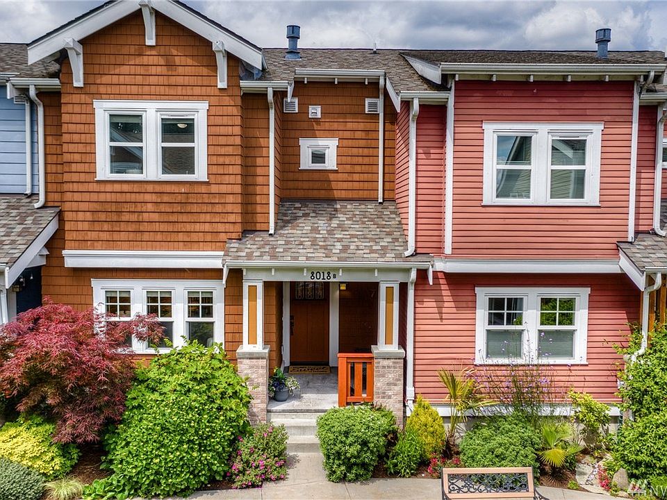Front porch/entrance is connected to the well maintained courtyard