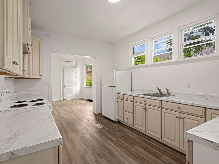 321 Kennedy Ave — Photo 1
