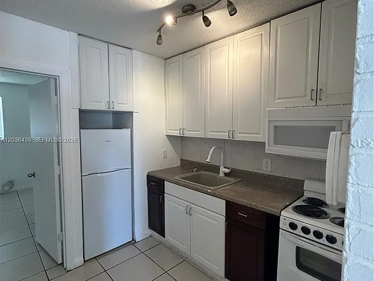 1045 N Andrews Ave #3 — Photo 3