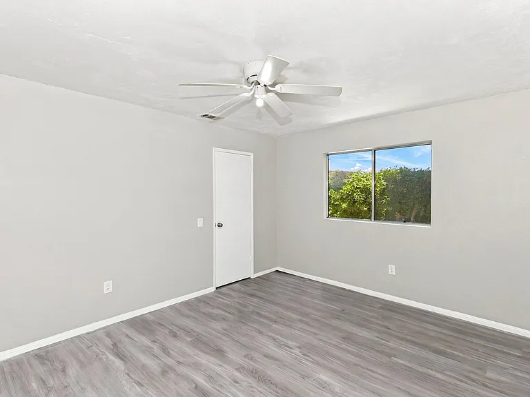 4214 Southampton Ct — Photo 11