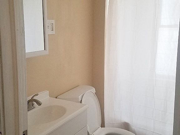 3rd image of 7813 Laumar Ave