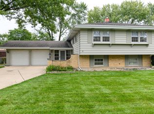 2S245 Hampton Ln, Lombard, IL 60148