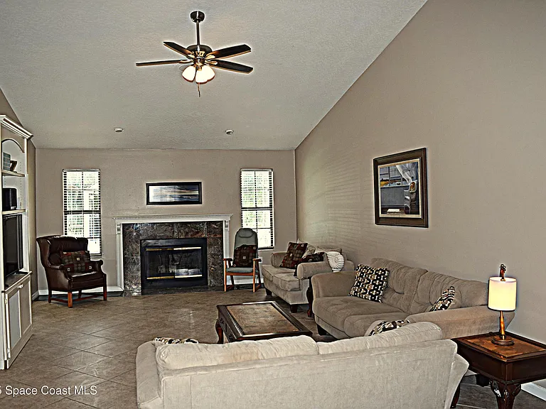 285 Utopia Cir — Photo 3
