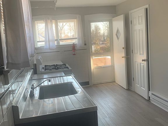 Eat-in kitchen