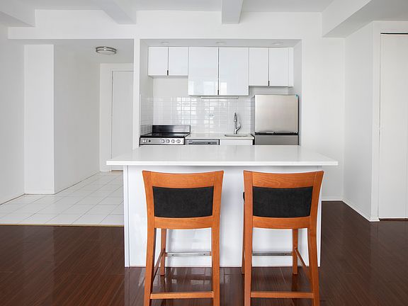 3rd image of 150 W 51st St APT 1730