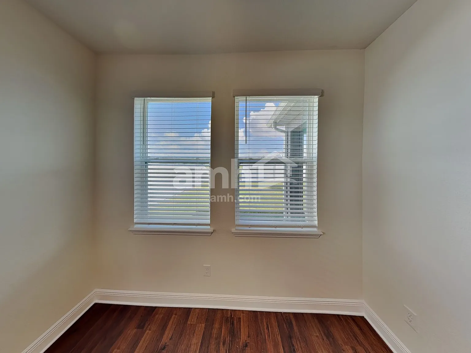 5 bed, 3.0 bath, 2525 sqft, $3,030 — Photo 4