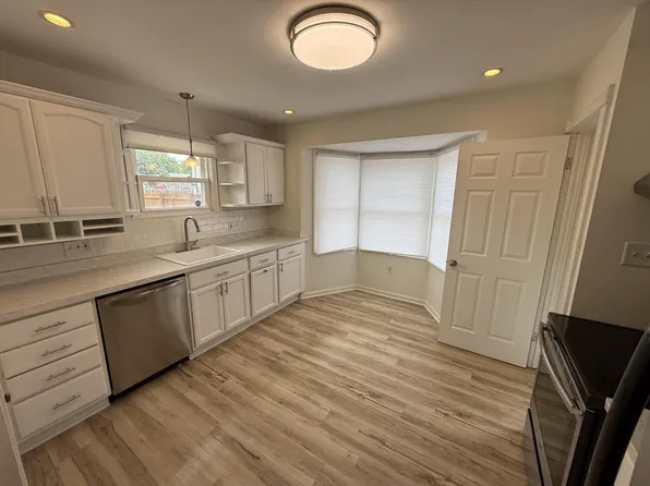 2586 S 77th STREET, West Allis, WI 53219