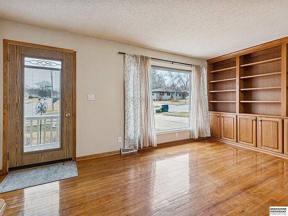 3rd image of 1216 Hillcrest Dr