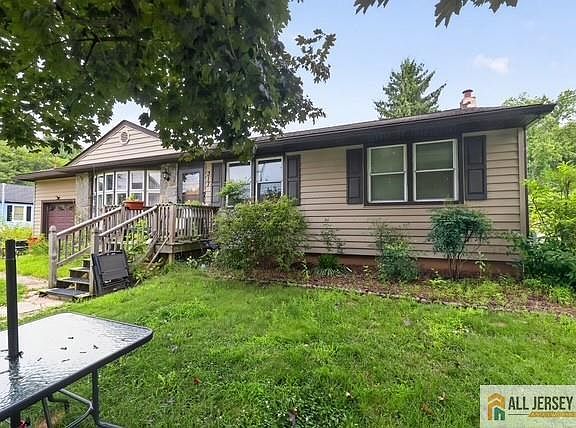 4th image of 317 Gillette Ave