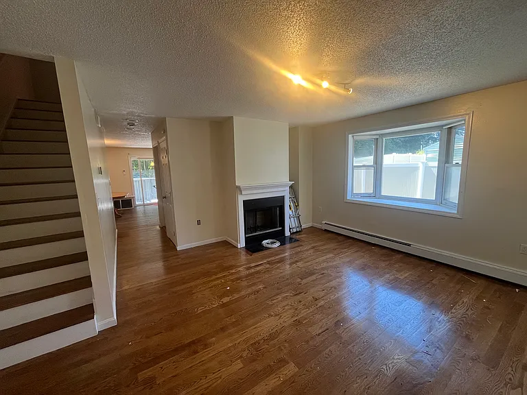 798 Canterbury St — Photo 5