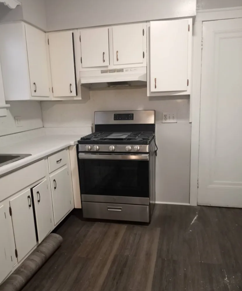 2126 Joffre St photo 1