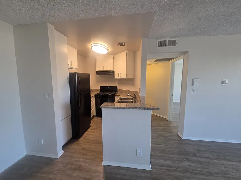 IMT 14227 Vanowen — Photo 31