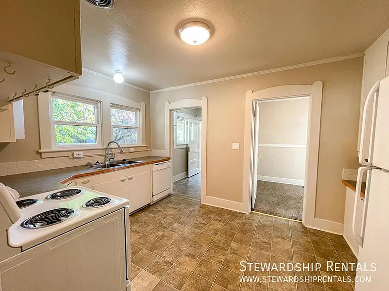 1745 Olive St — Photo 8
