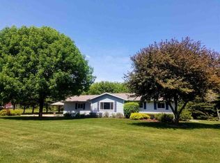 W9312 Country Cove Ln, Hortonville, WI 54944