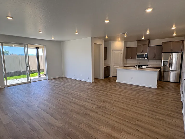 1784 N Big Star Ave — Photo 2