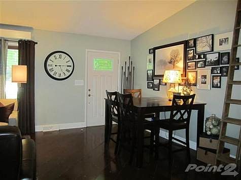 A look back at the entryway door.