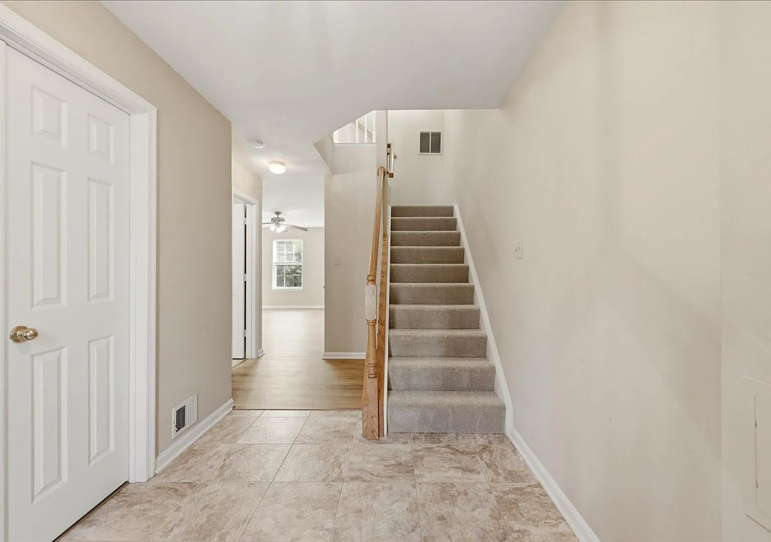 Fantastic Townhome in Sterling! — Photo 2