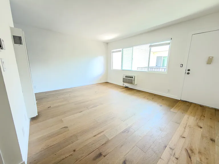 950 Magnolia Ave #33 — Photo 2