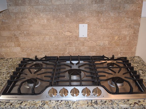 4th image of 2711 Hollywood Dr