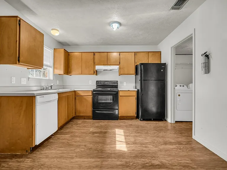 1301 Louisville St — Photo 7