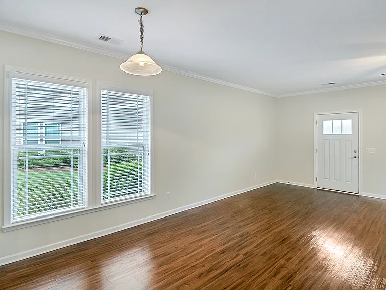 208 Ventura Pl — Photo 4