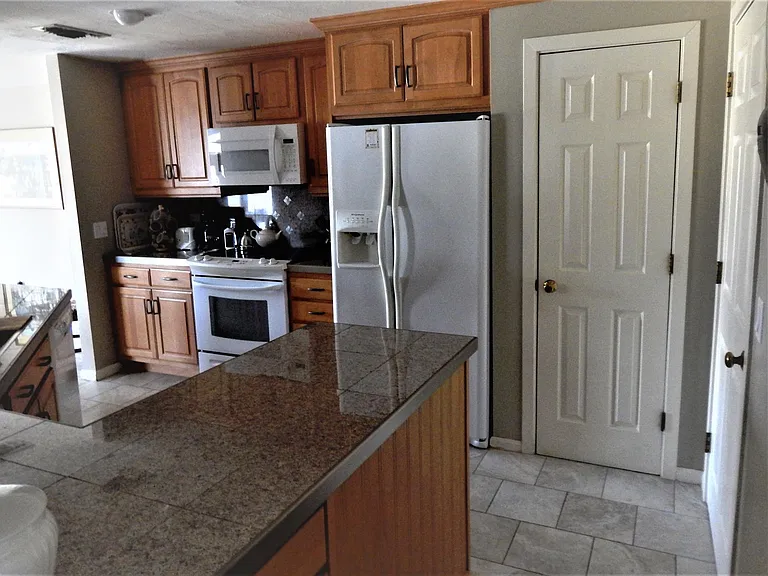 Pantry, peninsula, smooth-top electric range, convection microwave oven, large side-side refrigerator, filtered water & ice, in-door dispenser