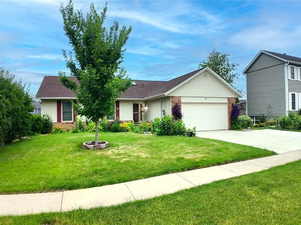 6820 Boulder Dr NW, Cedar Rapids, IA 52405