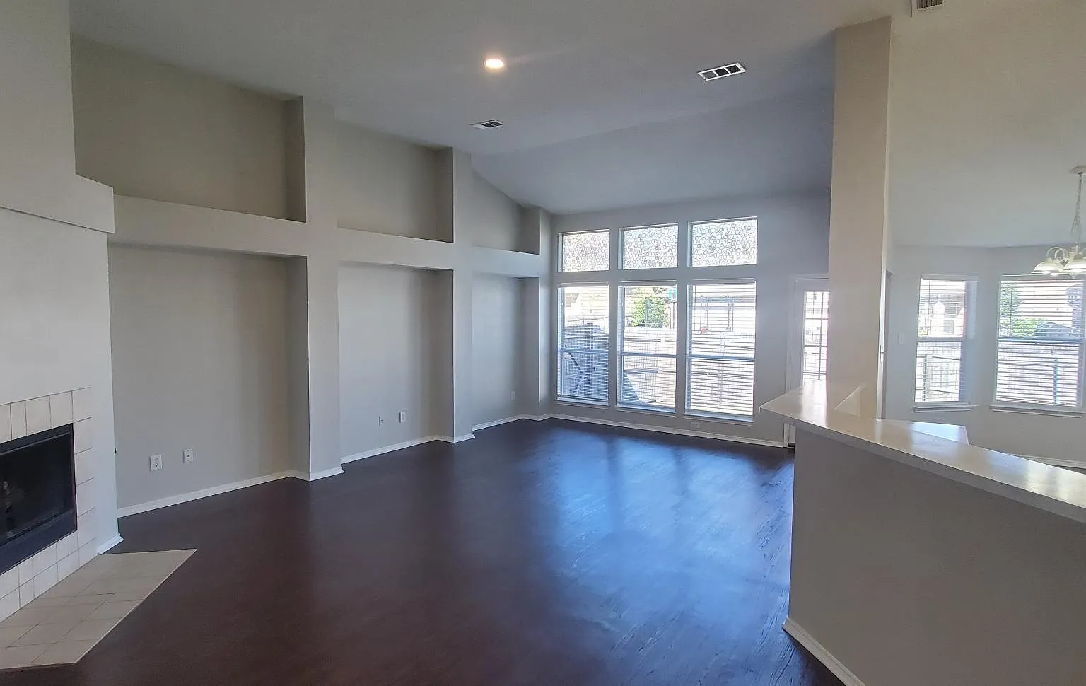 4 bed, 2.0 bath, 2029 sqft, $1,950 — Photo 3