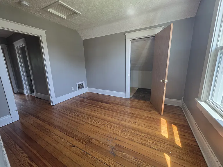 1125 Claremont St — Photo 11