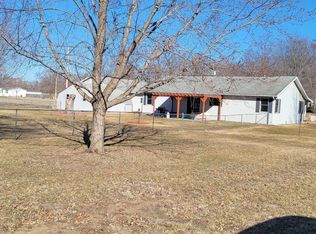 902 4th St, New Boston, IL 61272