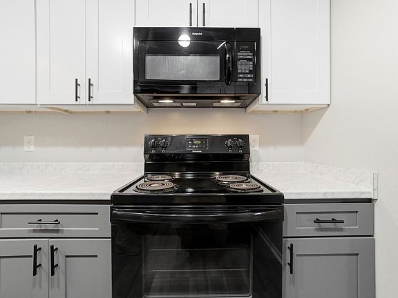 3rd image of 5439 N Clinton St #5571