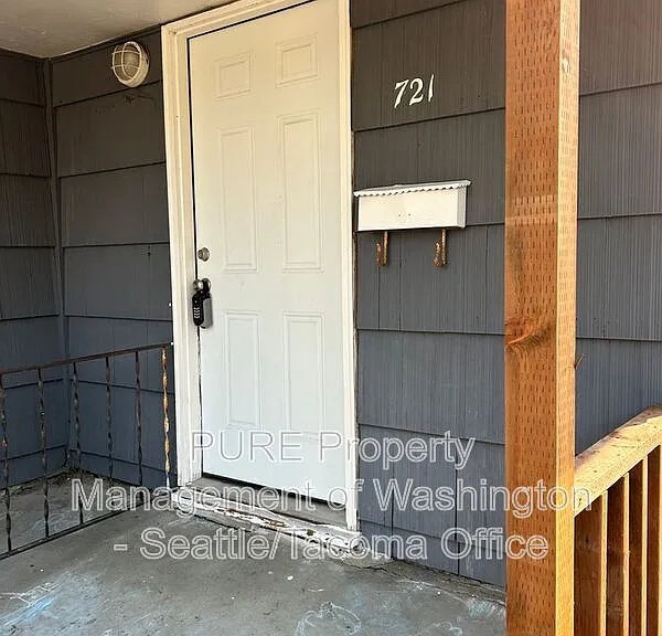 721 S Ainsworth Ave — Photo 1