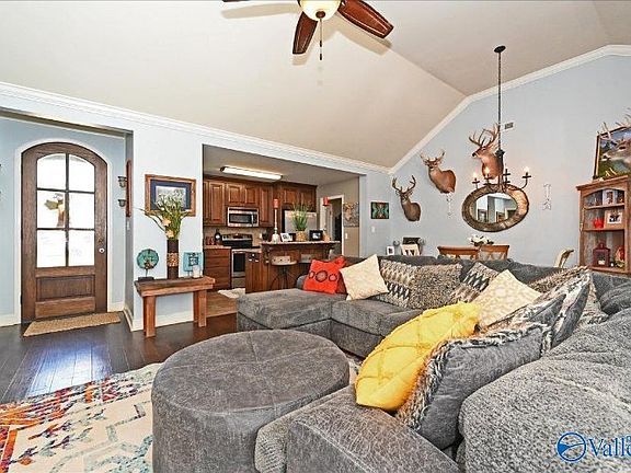 4th image of 409 Pembrooke Cir SE