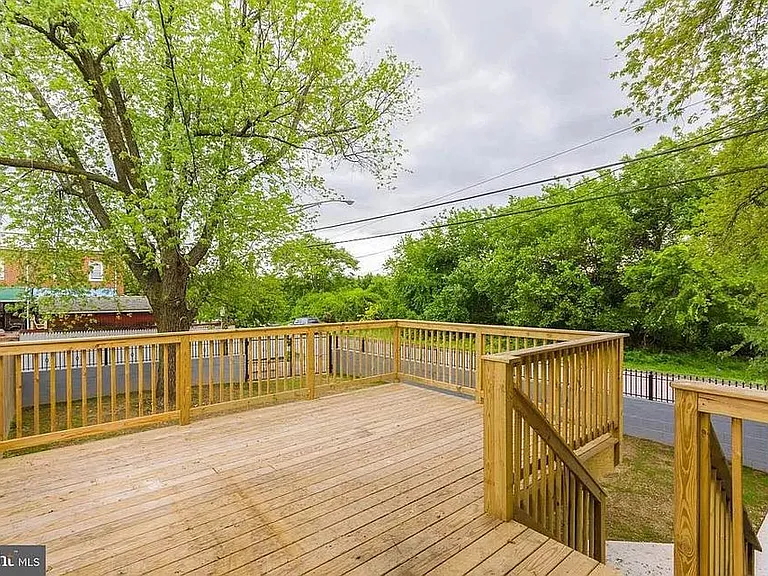 837 Tolna St — Photo 19