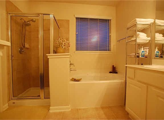5th image of 15418 Hyde Park Dr