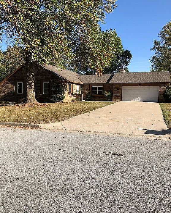 1st image of 915 S Oakhill Dr