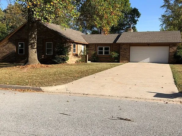 915 S Oakhill Dr, Rogers, AR 72758