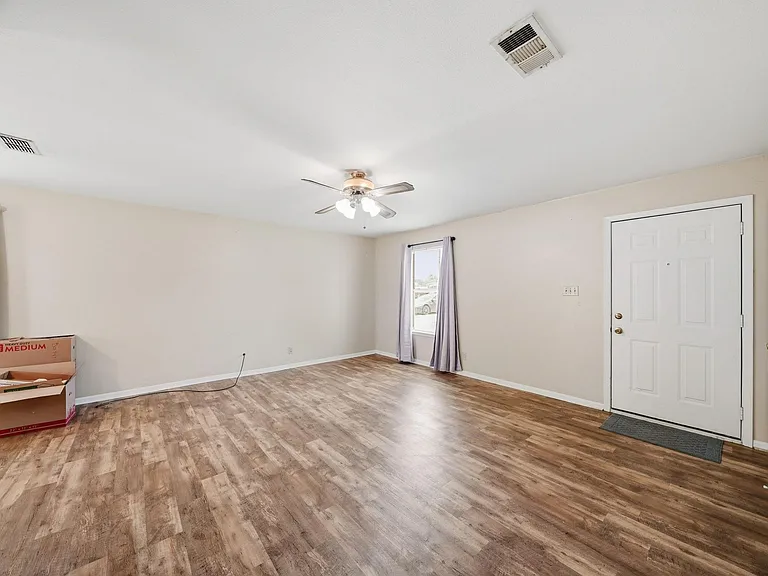 1017 Lions Park Dr — Photo 5