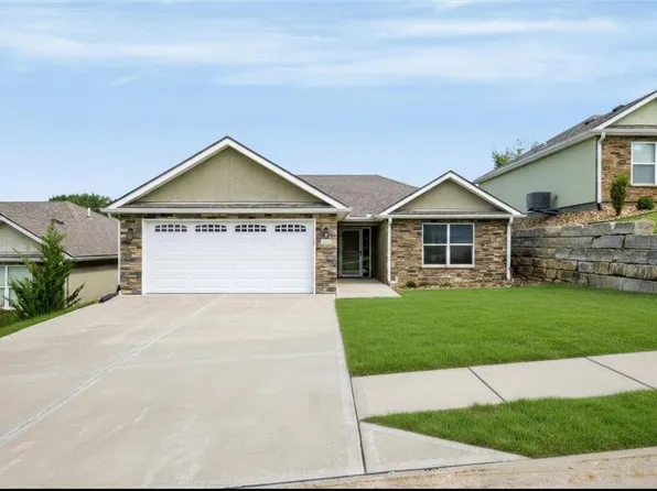 905 Ingleside Dr, Pleasant Hill, MO 64080