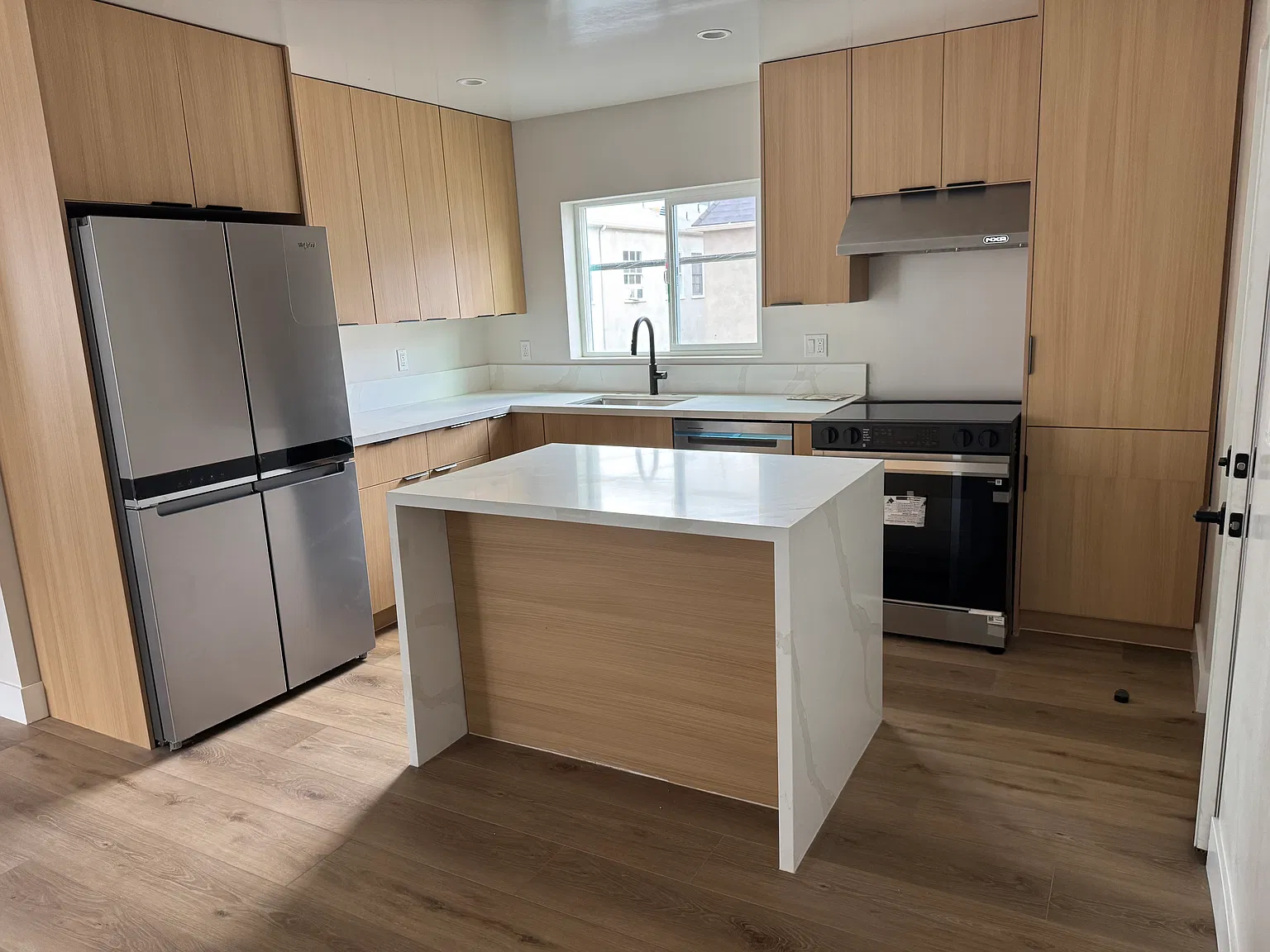 1 bed, 1.5 bath, 800 sqft, $3,100 — Photo 2
