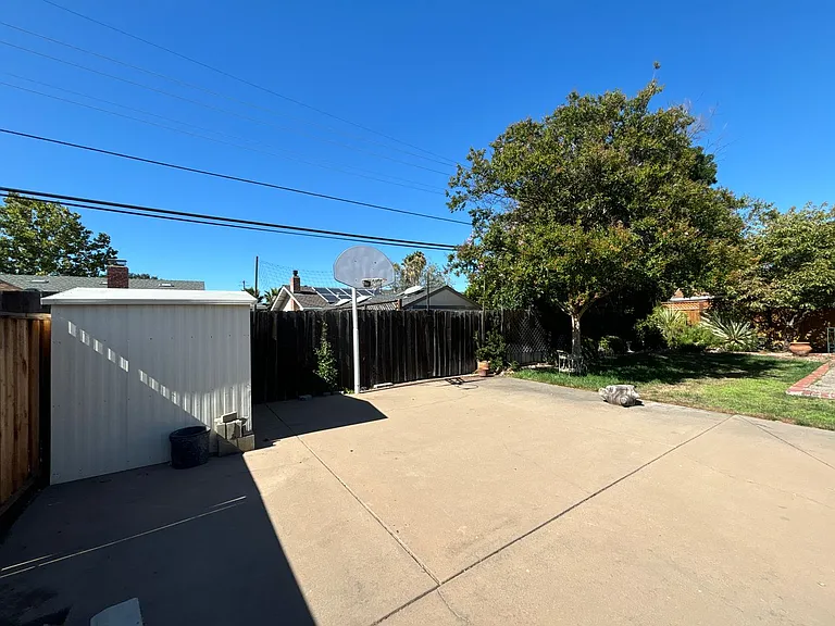 1419 Yolanda Ct — Photo 24