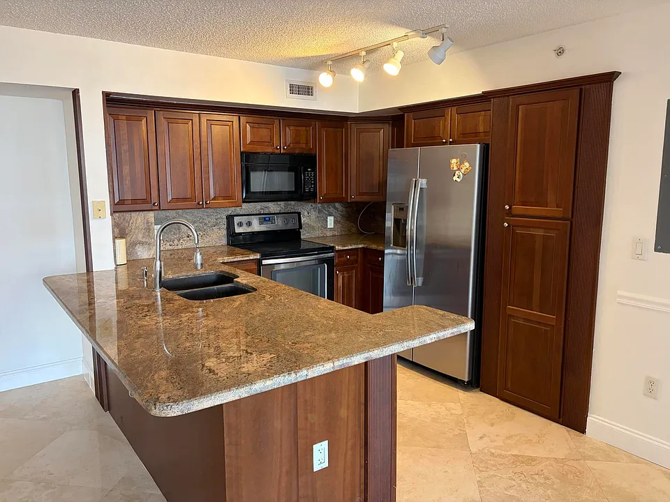 1801 N Flagler Dr #821