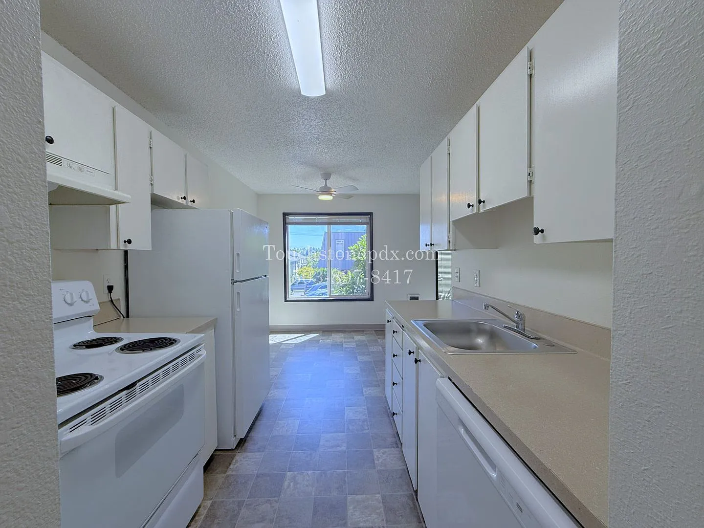 FREE Reserved Parking Bright Sellwood 1 Bed Apartment w/New Carpet — Photo 1
