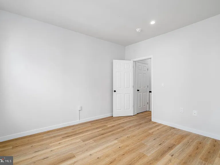 438 Dudley St — Photo 13