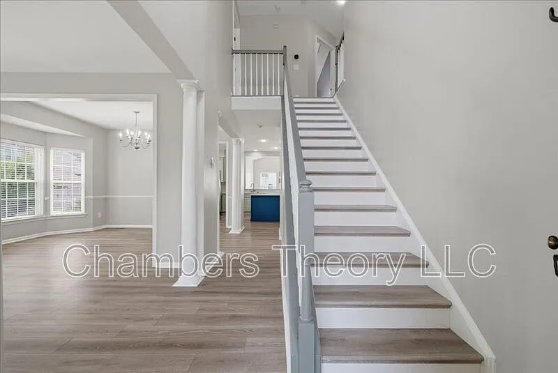 5 bed, 3.5 bath, 3271 sqft, $4,900 — Photo 2